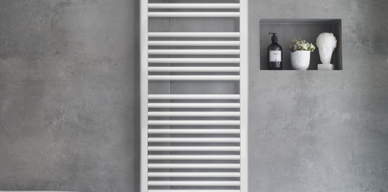 Zehnder_RAD_Aura-EL_LCE-150-60-MS-RAL9016-milieu-bathroom-bathtube_1z1 Rendering Zehnder Aura Decorative radiator Front view