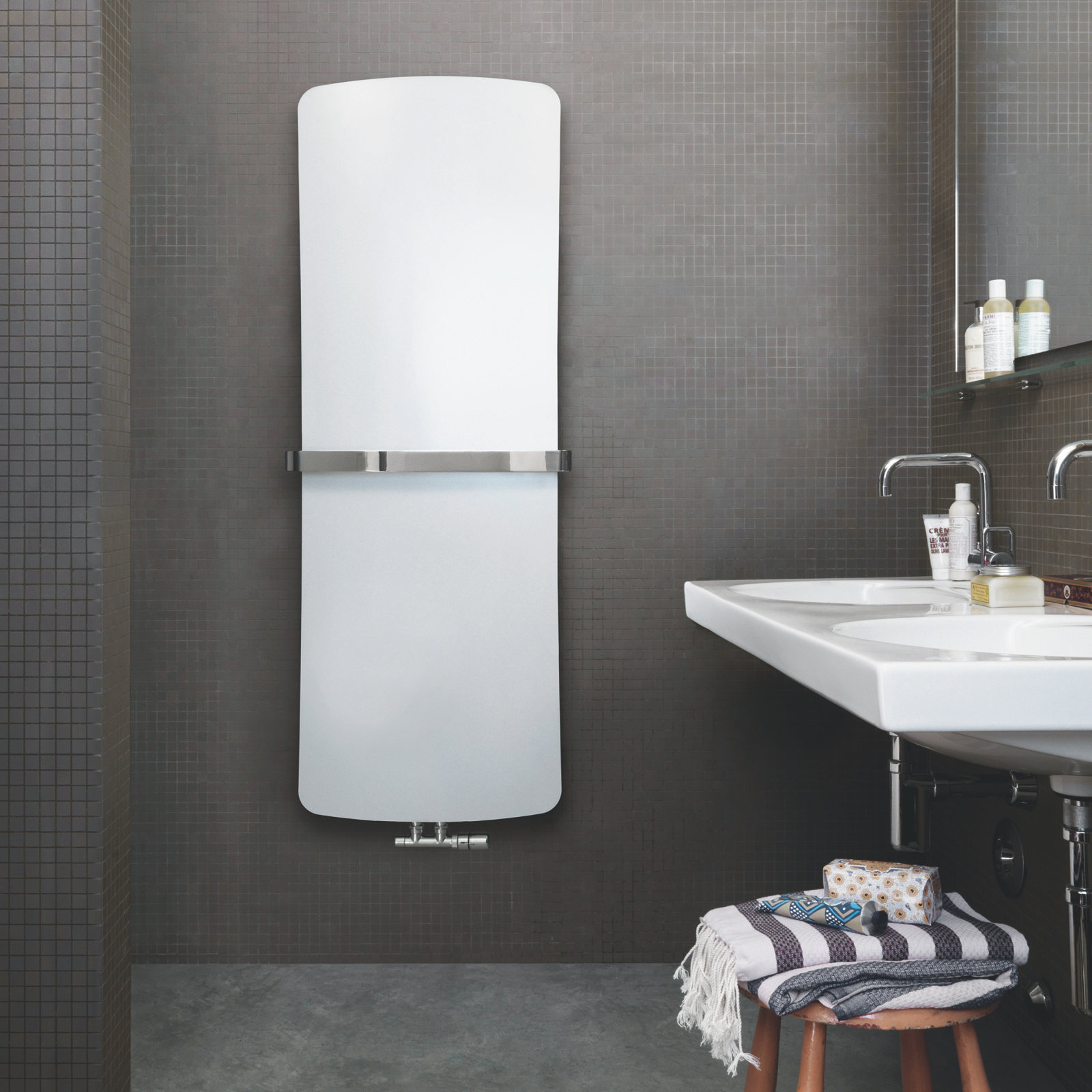 Zehnder_StudioCollection_RAD_FolioBelt-HY-milieu-bathroom-001-print+web Rendering Zehnder Folio Belt Decorative radiator