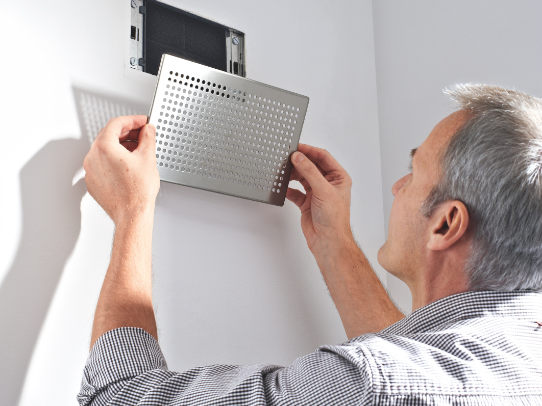 Zehnder_CSY_Design_grilles_Roma_Filter_exchange_people_1 Photograph Comfortable indoor ventilation