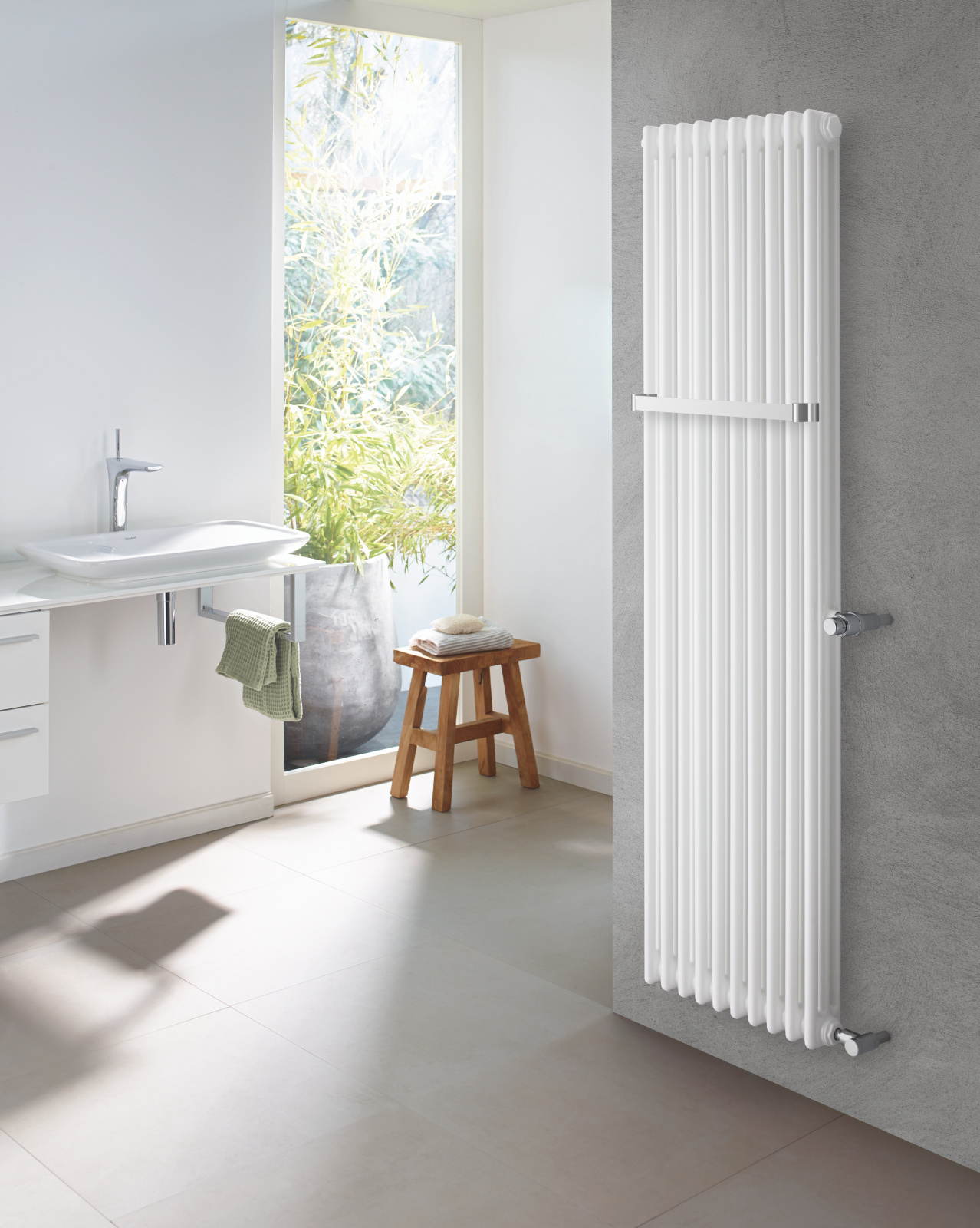 Zehnder_RAD_Charleston-Bar-HY_convenient_handling_accessible Rendering Zehnder Charleston Bar Decorative radiator Side view