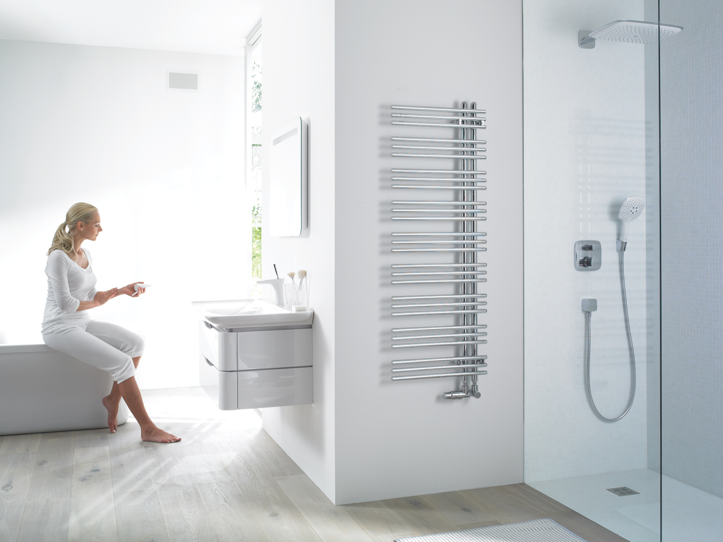 [Translate to Francais:] Zehnder designradiator in chroom voor de badkamer