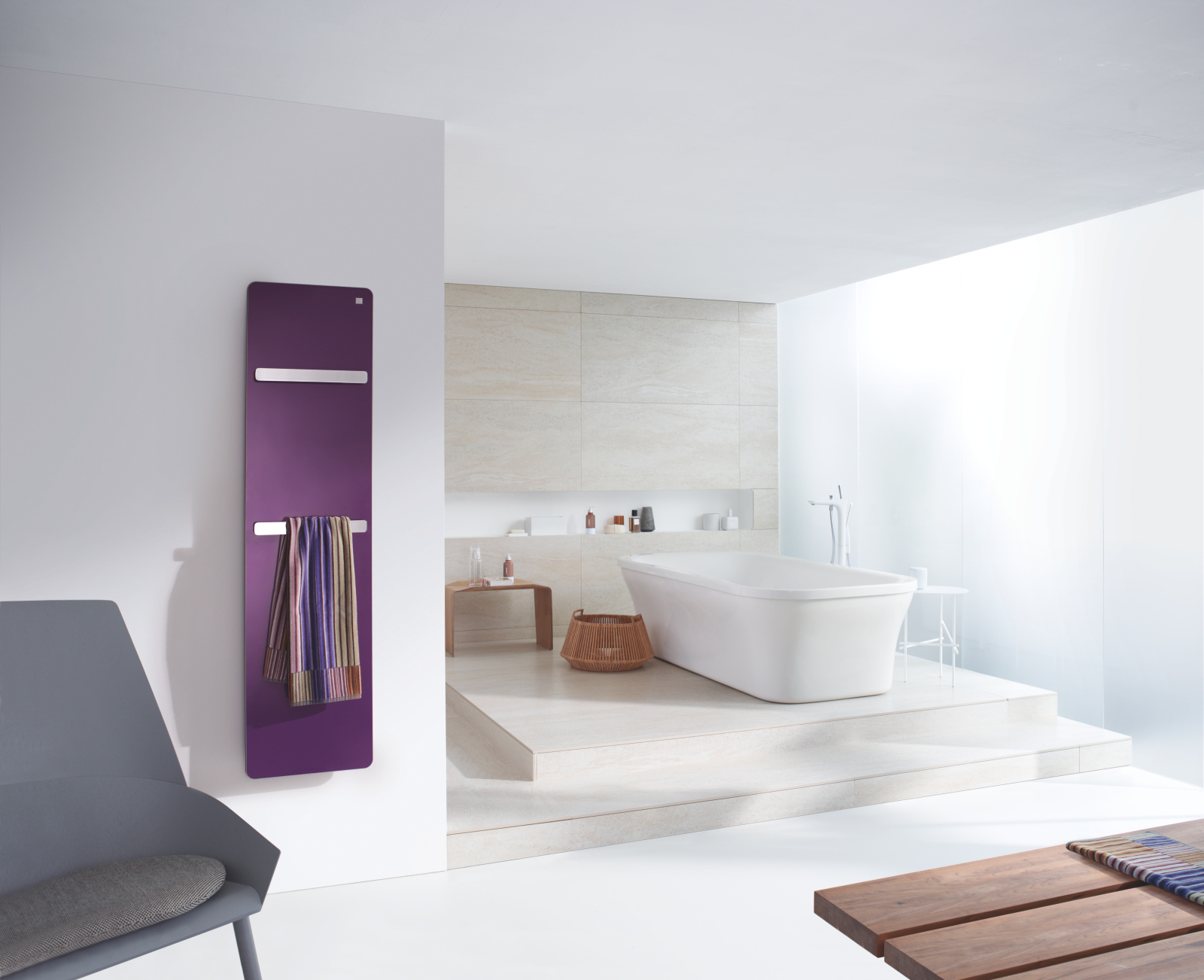 Zehnder_RAD_Vitalo-Bar_violet_towel Rendering Zehnder Vitalo Bar Decorative radiator Front view