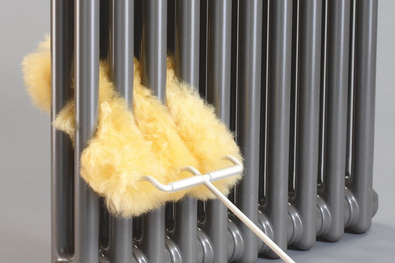 Zehnder_RAD_lambswool cleaning brush_cleaning_1,93z1 Focus Decorative radiator Angled view