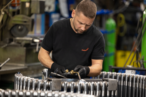 Man die werkt met een Zehnder Charlston-radiator