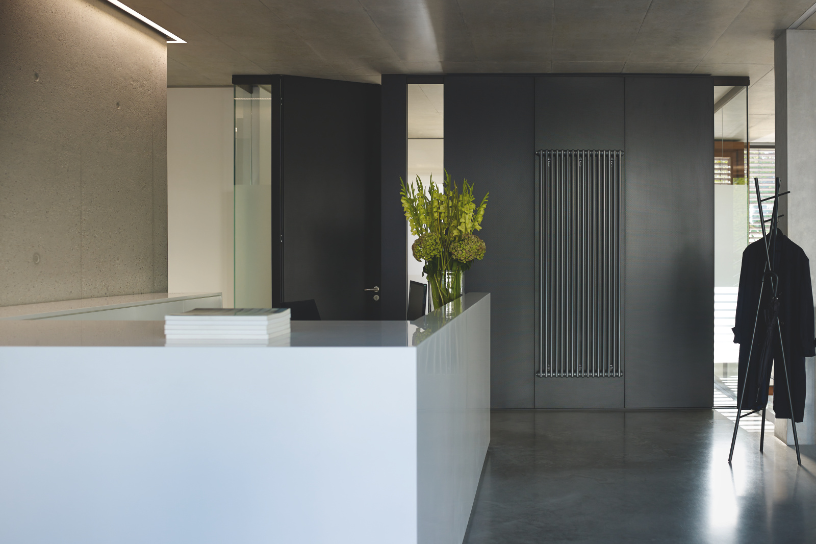 [Translate to Francais:] [Translate to Nederlands:] Een industriele grijze designradiator in de hal.