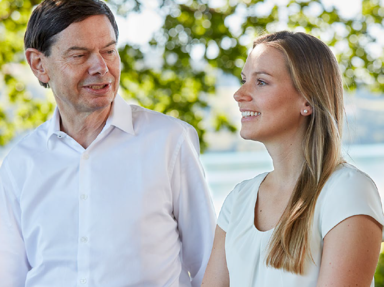 Hans-Peter Zehnder et sa fille Milva Inderbitzin-Zehnder dehors